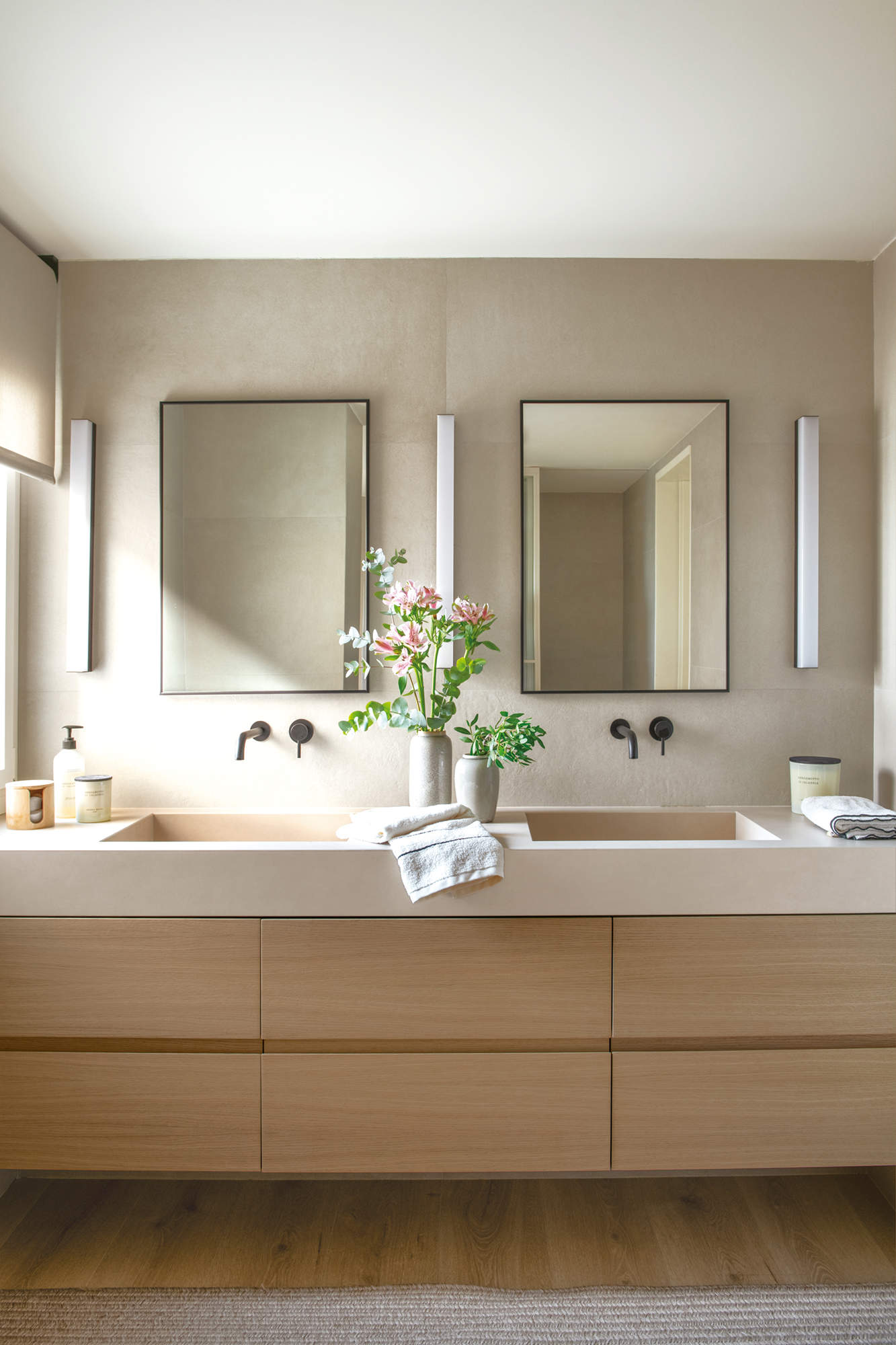 Baño elegante y cálido con mueble de madera a medida